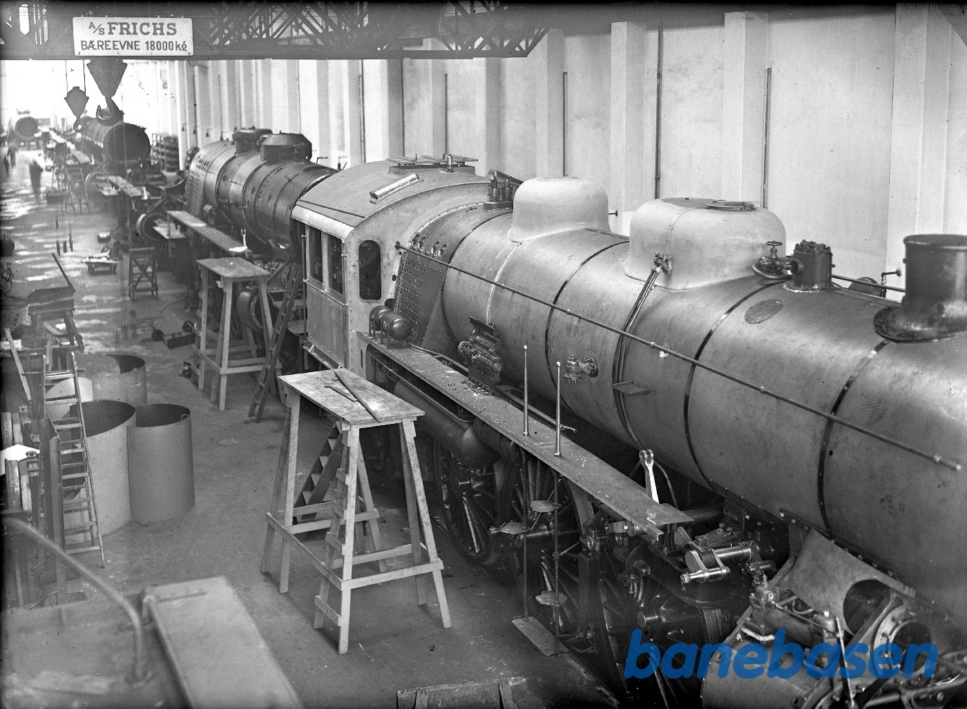 Bygning af loko E i lokoværkstedet (taget fra en tender) Bygning af loko E i lokoværkstedet (taget fra en tender)