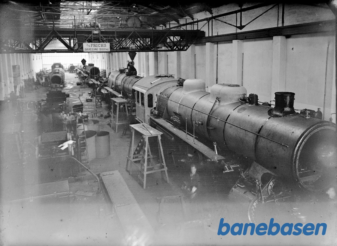 Bygning af loko E i lokoværkstedet (taget fra en tender) Bygning af loko E i lokoværkstedet (taget fra en tender)