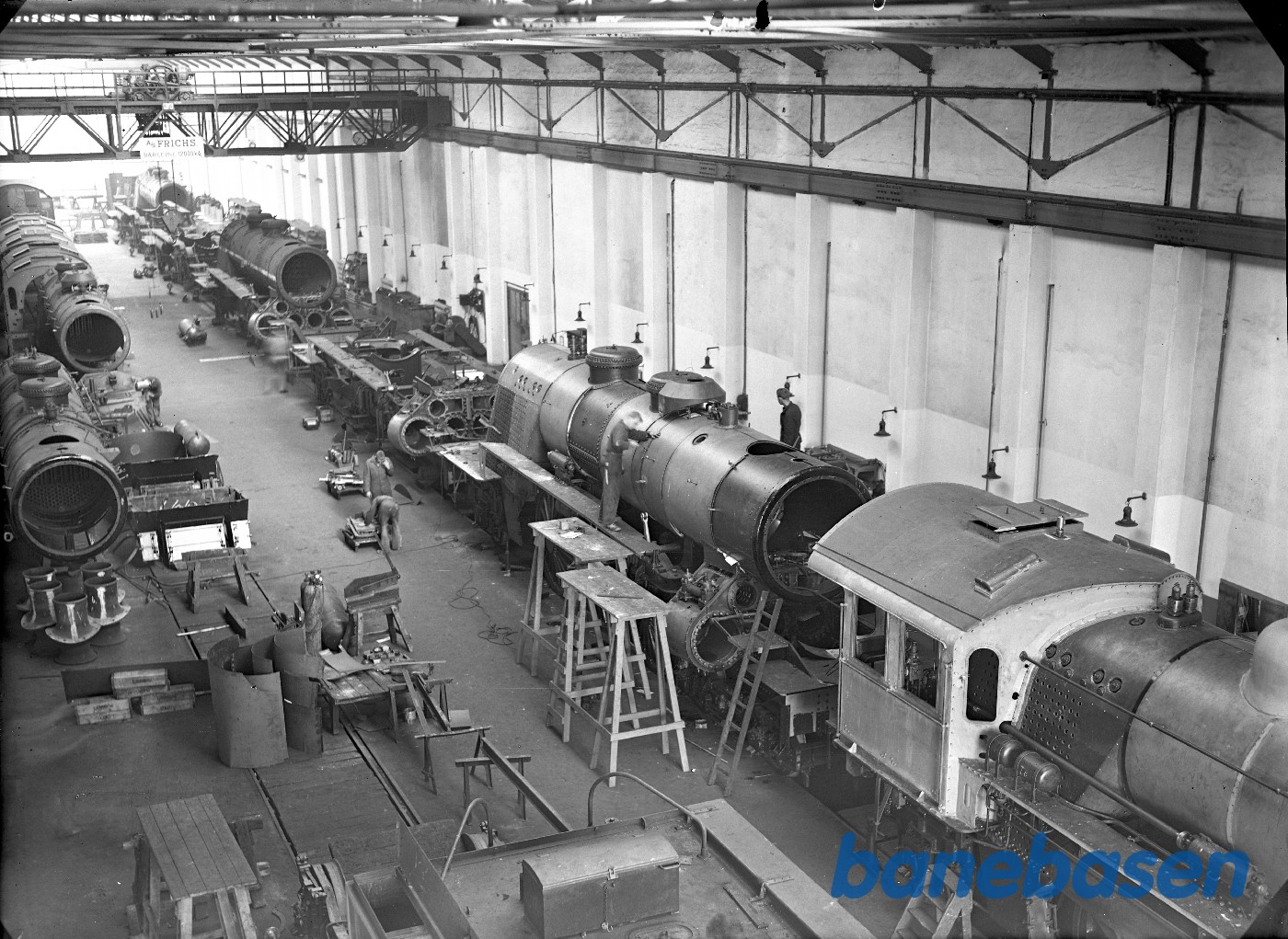Bygning af loko E i lokoværkstedet (taget fra førerhustag) Bygning af loko E i lokoværkstedet (taget fra førerhustag)