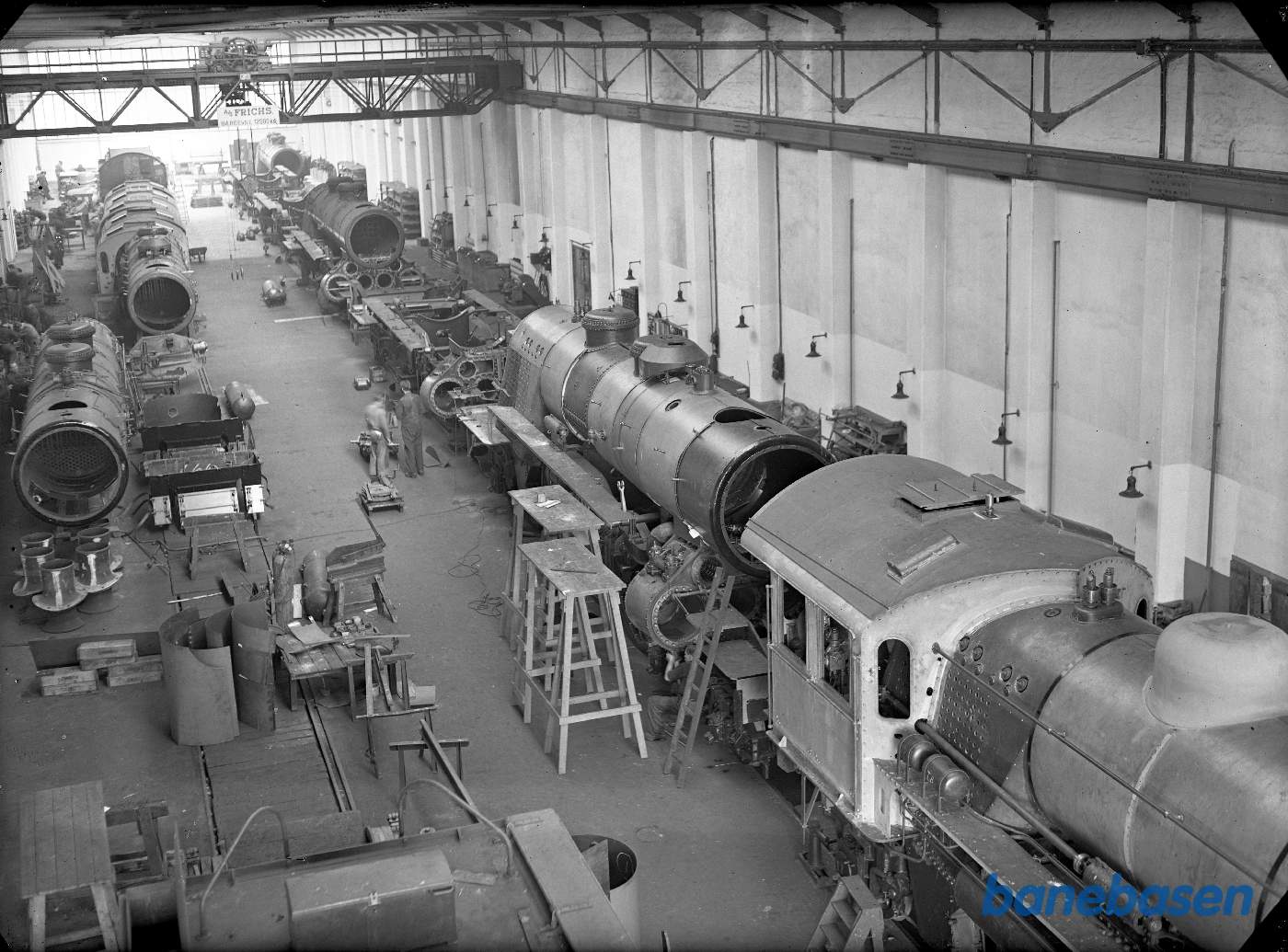 Bygning af loko E i lokoværkstedet (taget fra kranen midt for) Bygning af loko E i lokoværkstedet (taget fra kranen midt for)