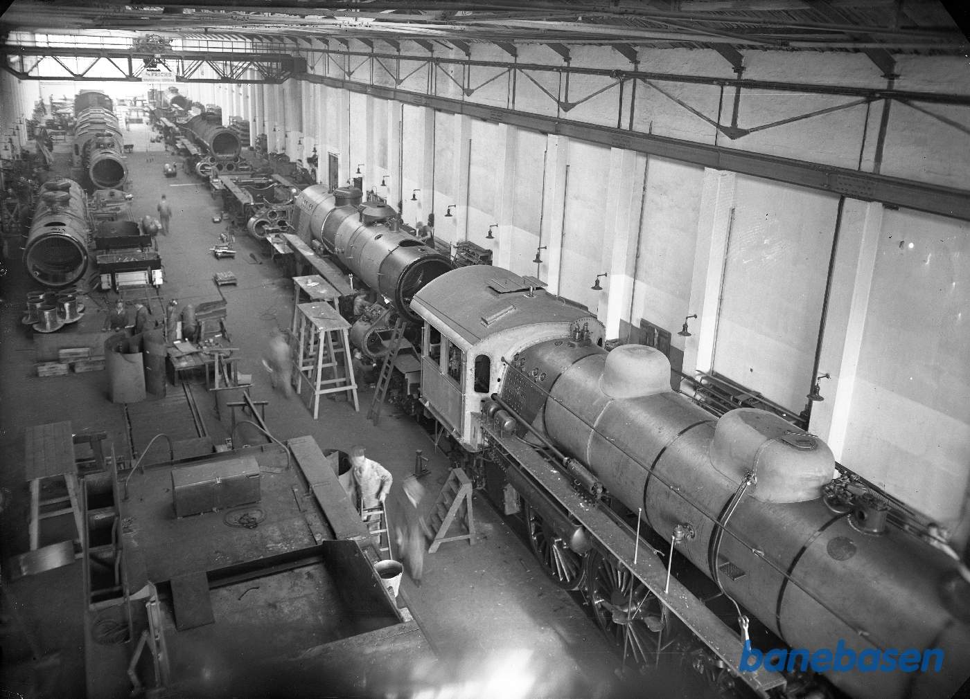 Bygning af loko E i lokoværkstedet (taget fra kranen midt for) Bygning af loko E i lokoværkstedet (taget fra kranen midt for)