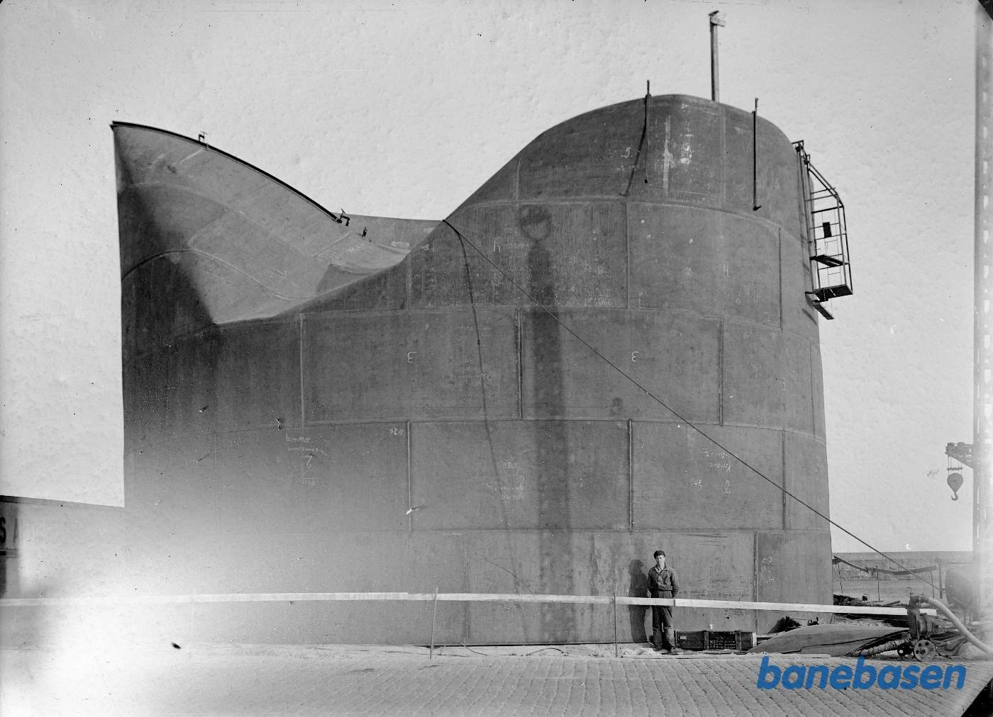 Benzinbeholder. 3 felter sammentrykket. DDPA Aarhus