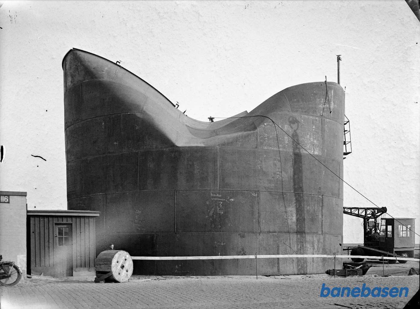 Benzinbeholder. 3 felter sammentrykket. DDPA Aarhus