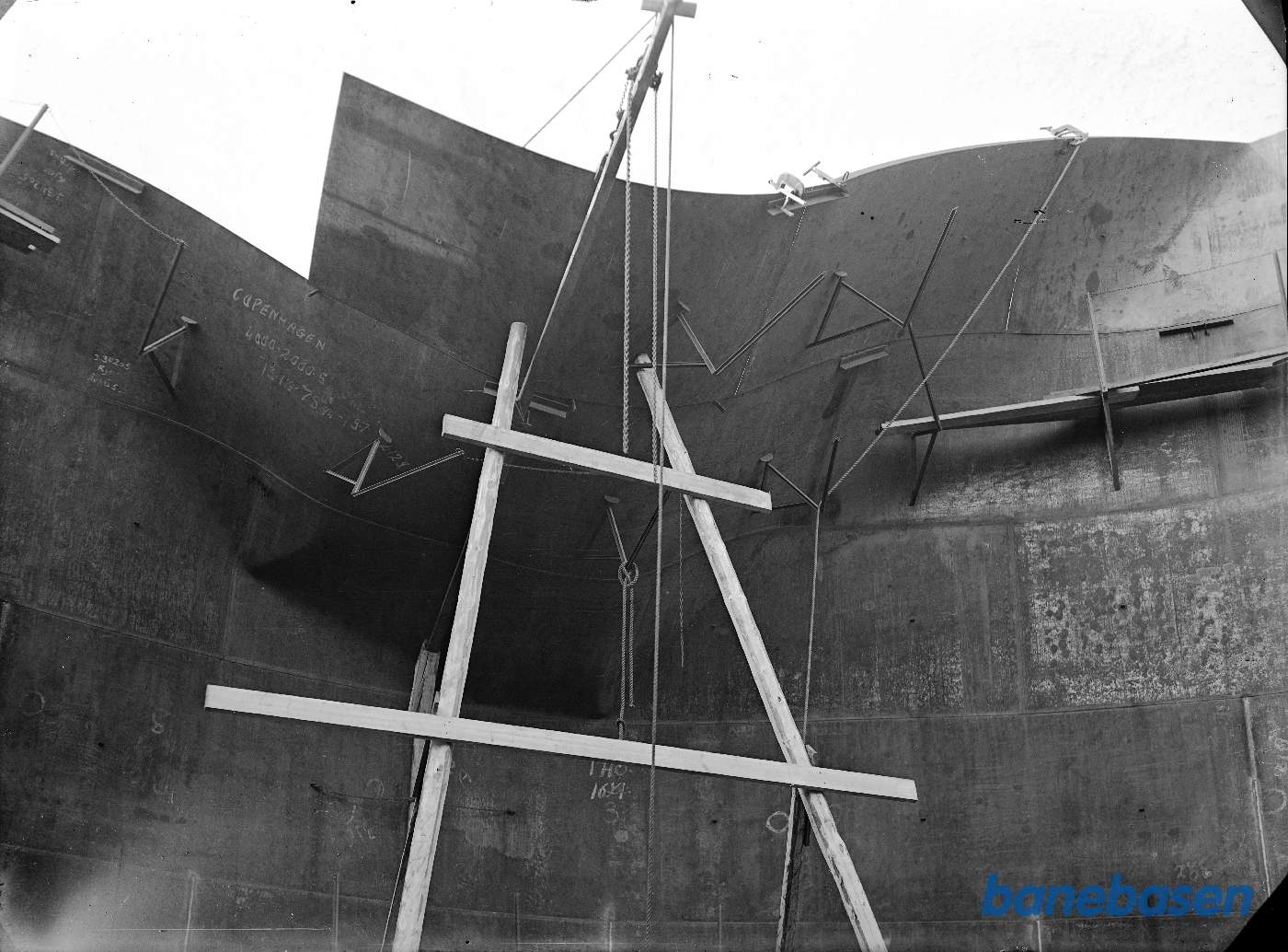 Benzinbeholder. 3 felter sammentrykket. DDPA Aarhus