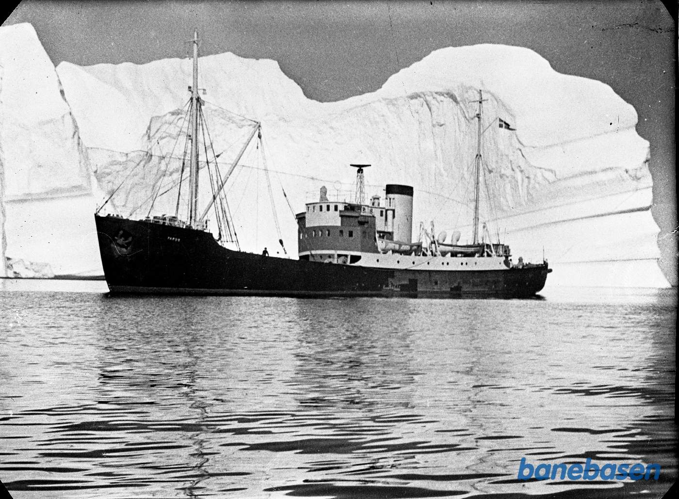 Fyrinspektionsskibet "Faros" med isbjerg i baggrunden