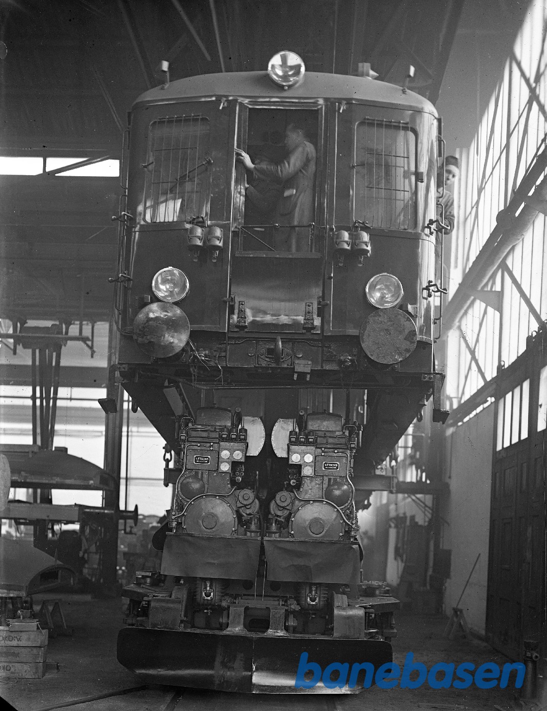 Maskinbogie under hævet vognkasse midt for Maskinbogie under hævet vognkasse midt for