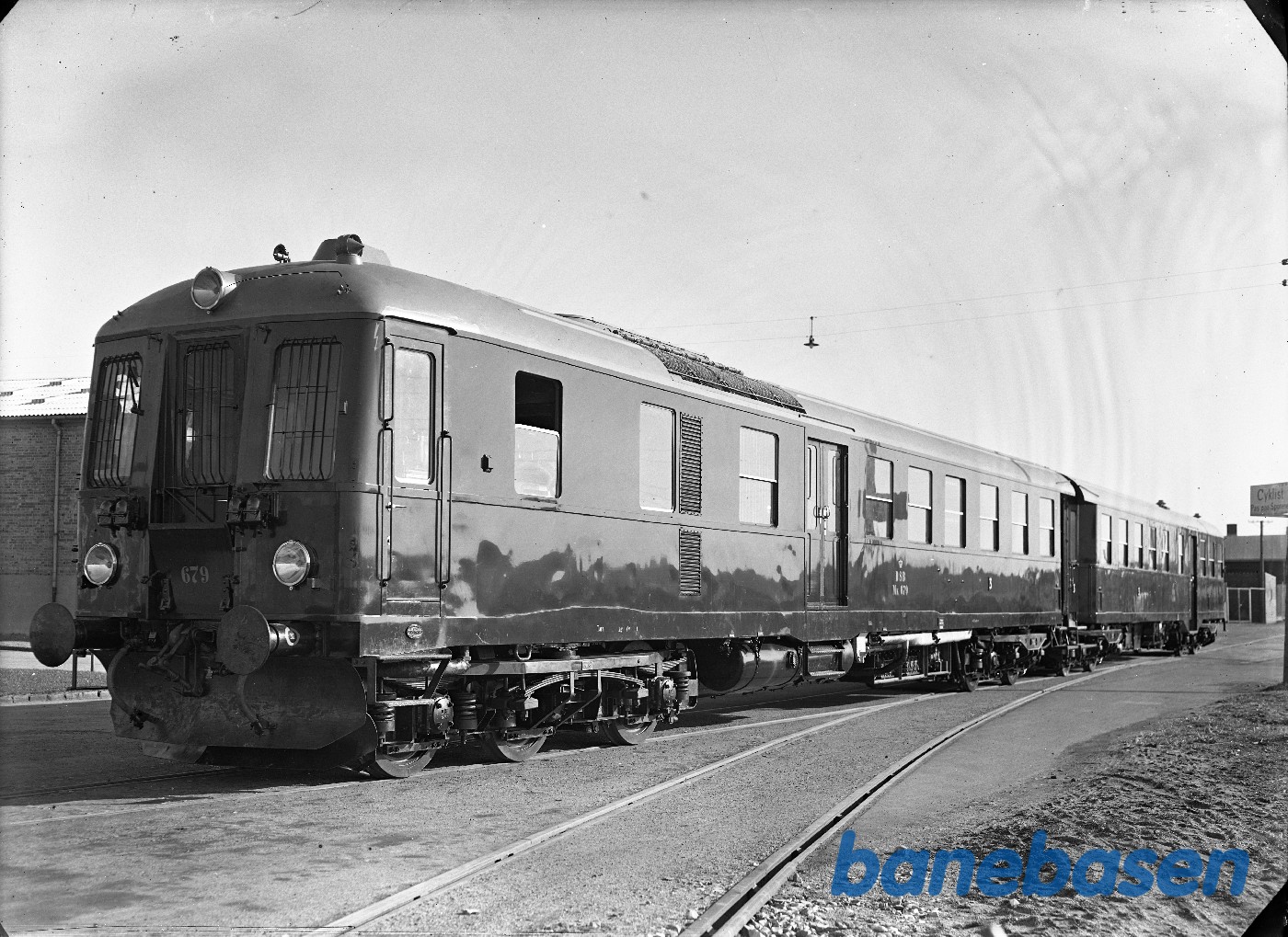 Motortog udenfor administrationsbygning Motortog udenfor administrationsbygning