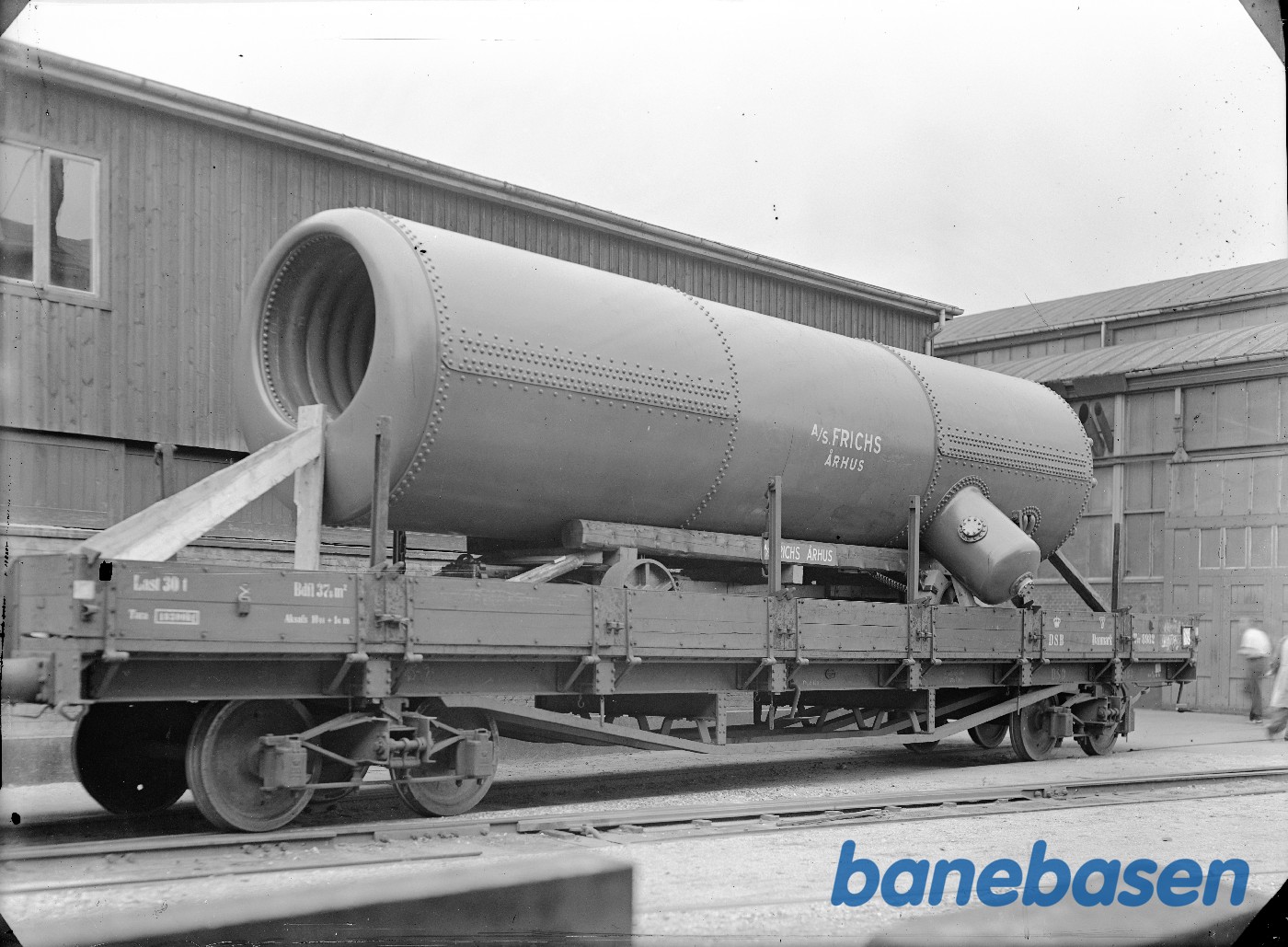 Kedel til Struer Slagteri læsset på DSB bogiegodsvogn Kedel til Struer Slagteri læsset på DSB bogiegodsvogn