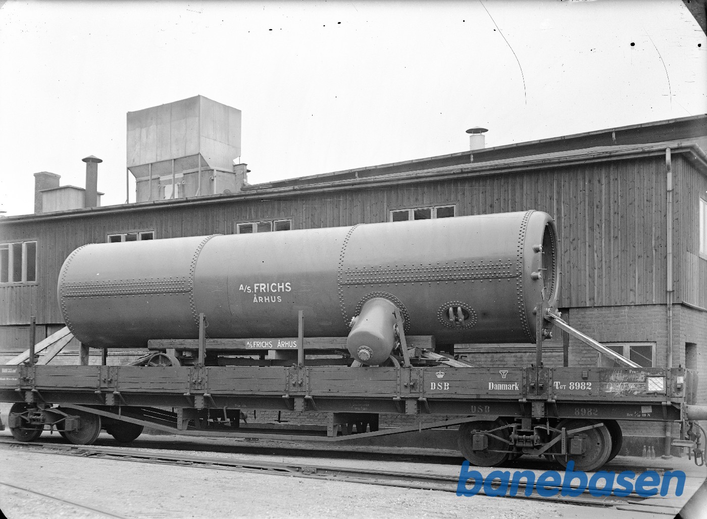 Kedel til Struer Slagteri læsset på DSB bogiegodsvogn Kedel til Struer Slagteri læsset på DSB bogiegodsvogn