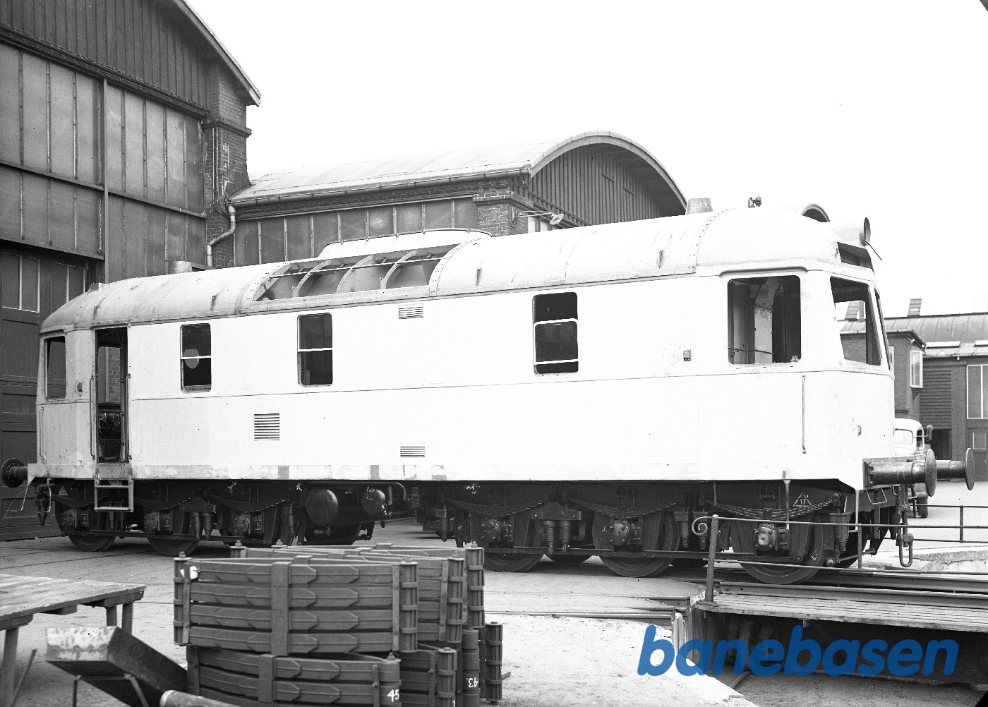 750 HK dieselloko for HFHJ foran porten. Ikke malet 750 HK dieselloko for HFHJ foran porten. Ikke malet