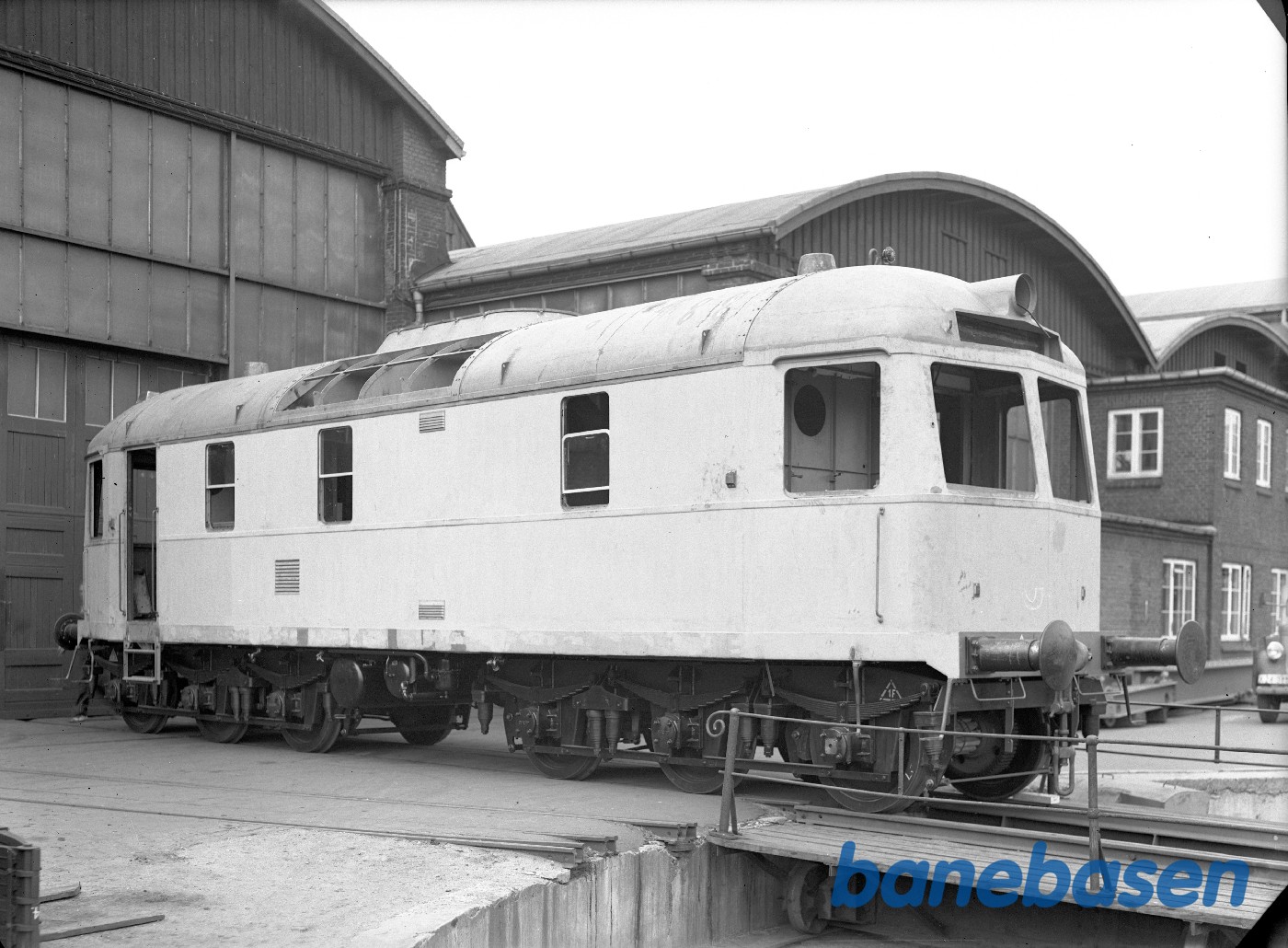 750 HK dieselloko for HFHJ foran porten. Ikke malet 750 HK dieselloko for HFHJ foran porten. Ikke malet