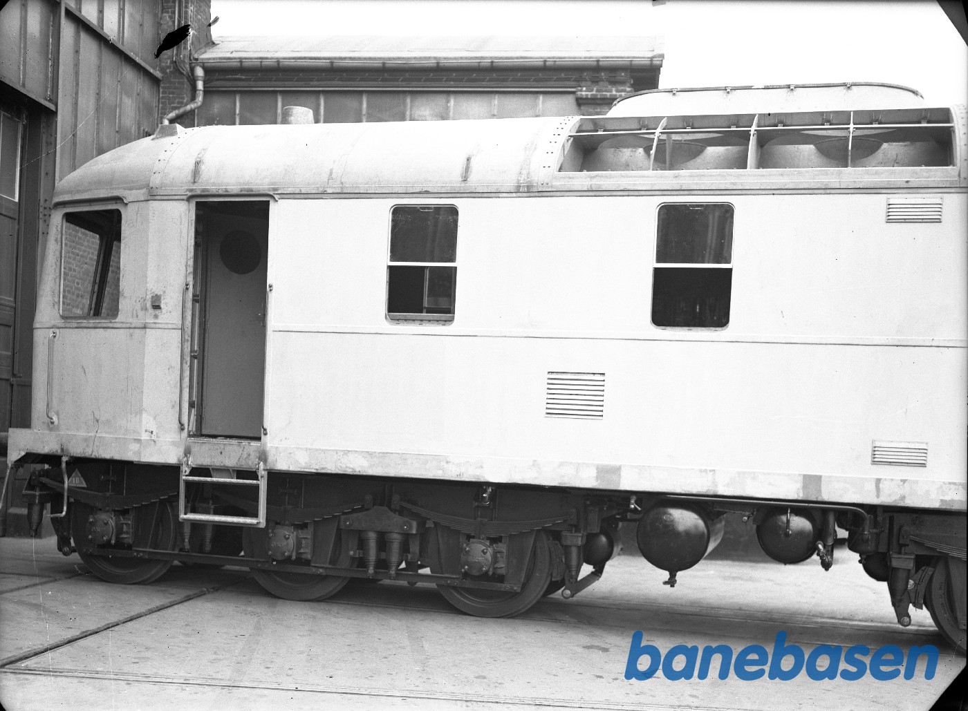 750 HK dieselloko for HFHJ foran porten. Ikke malet 750 HK dieselloko for HFHJ foran porten. Ikke malet