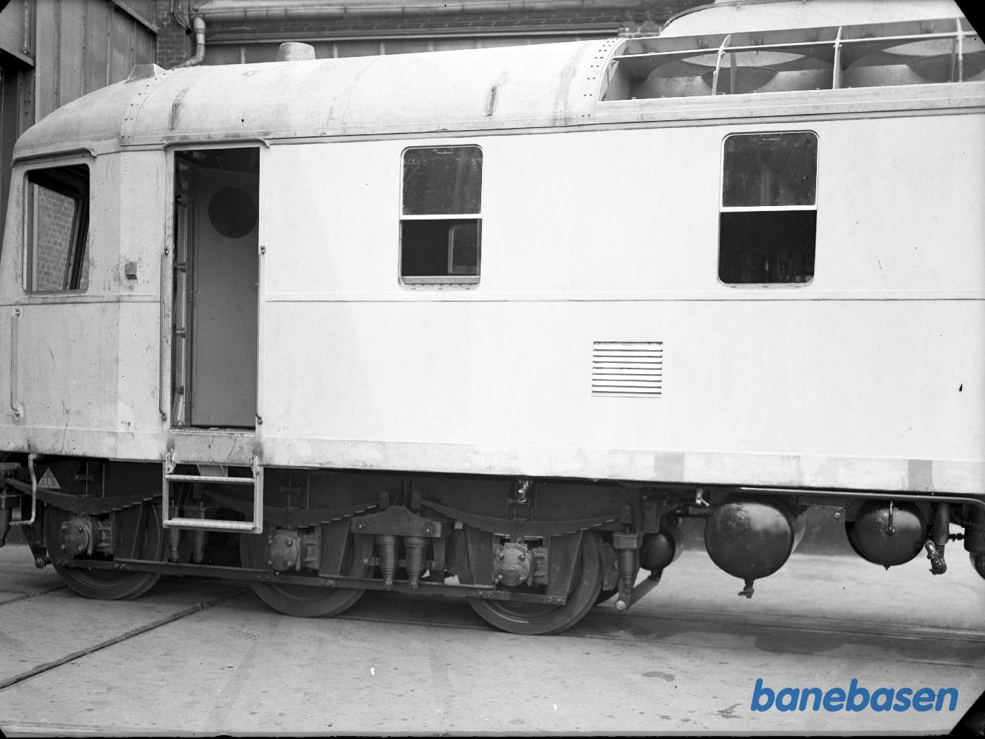 750 HK dieselloko for HFHJ foran porten. Ikke malet