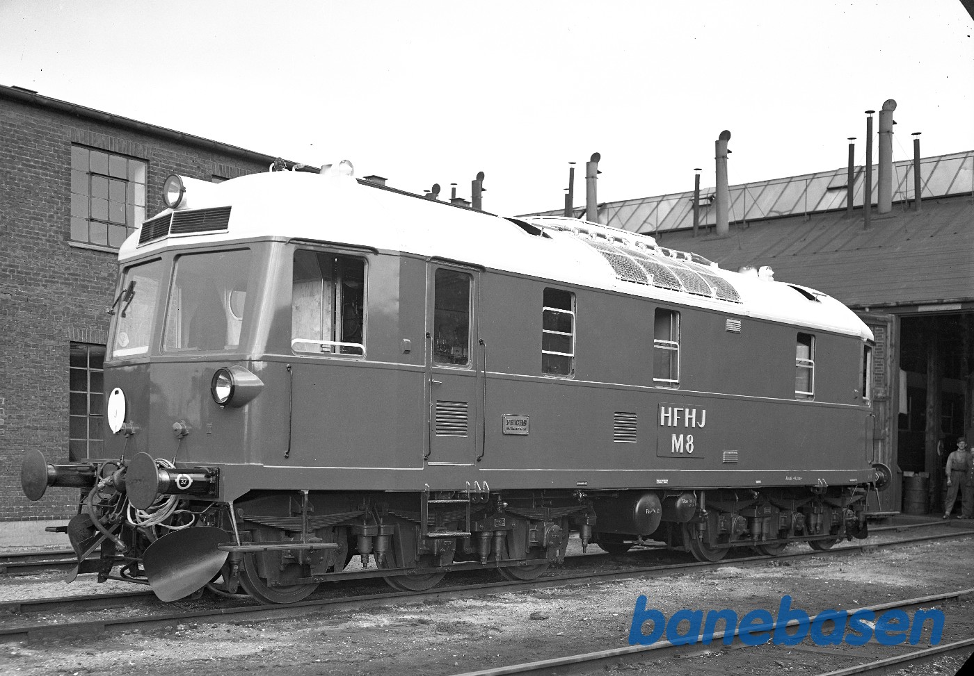 750 HK dieselloko for HFHJ. Prøvekørsel med togstamme. Ved motorremisen 750 HK dieselloko for HFHJ. Prøvekørsel med togstamme. Ved motorremisen