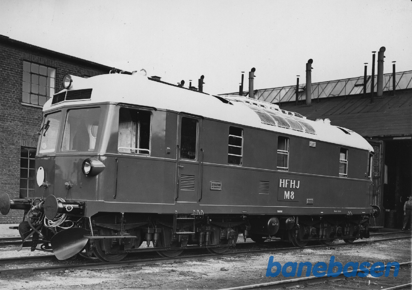 750 HK dieselloko for HFHJ. Prøvekørsel med togstamme. Ved motorremisen 750 HK dieselloko for HFHJ. Prøvekørsel med togstamme. Ved motorremisen