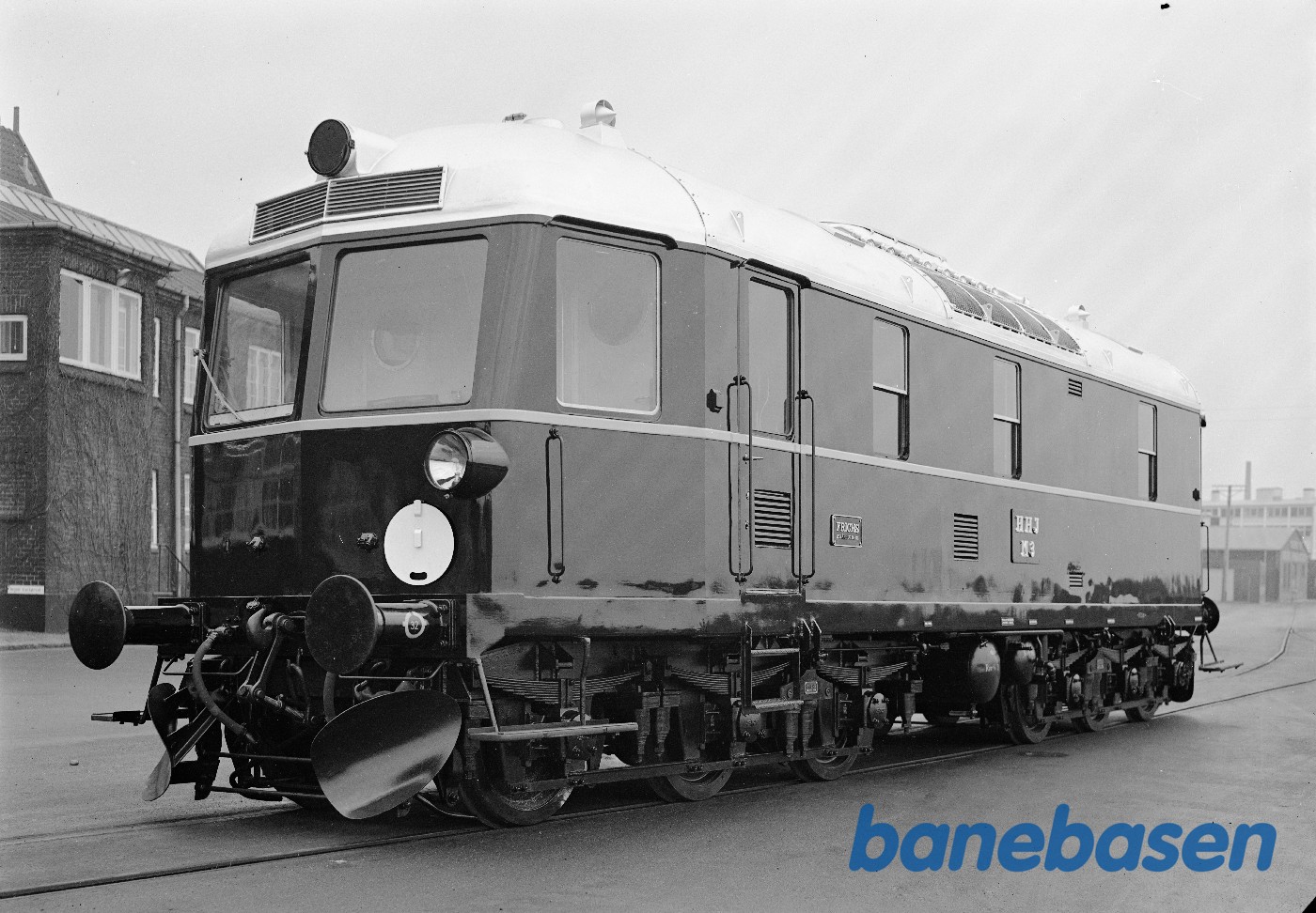 550 HK diesellok for HHJ foran administrationsbygningen 550 HK diesellok for HHJ foran administrationsbygningen