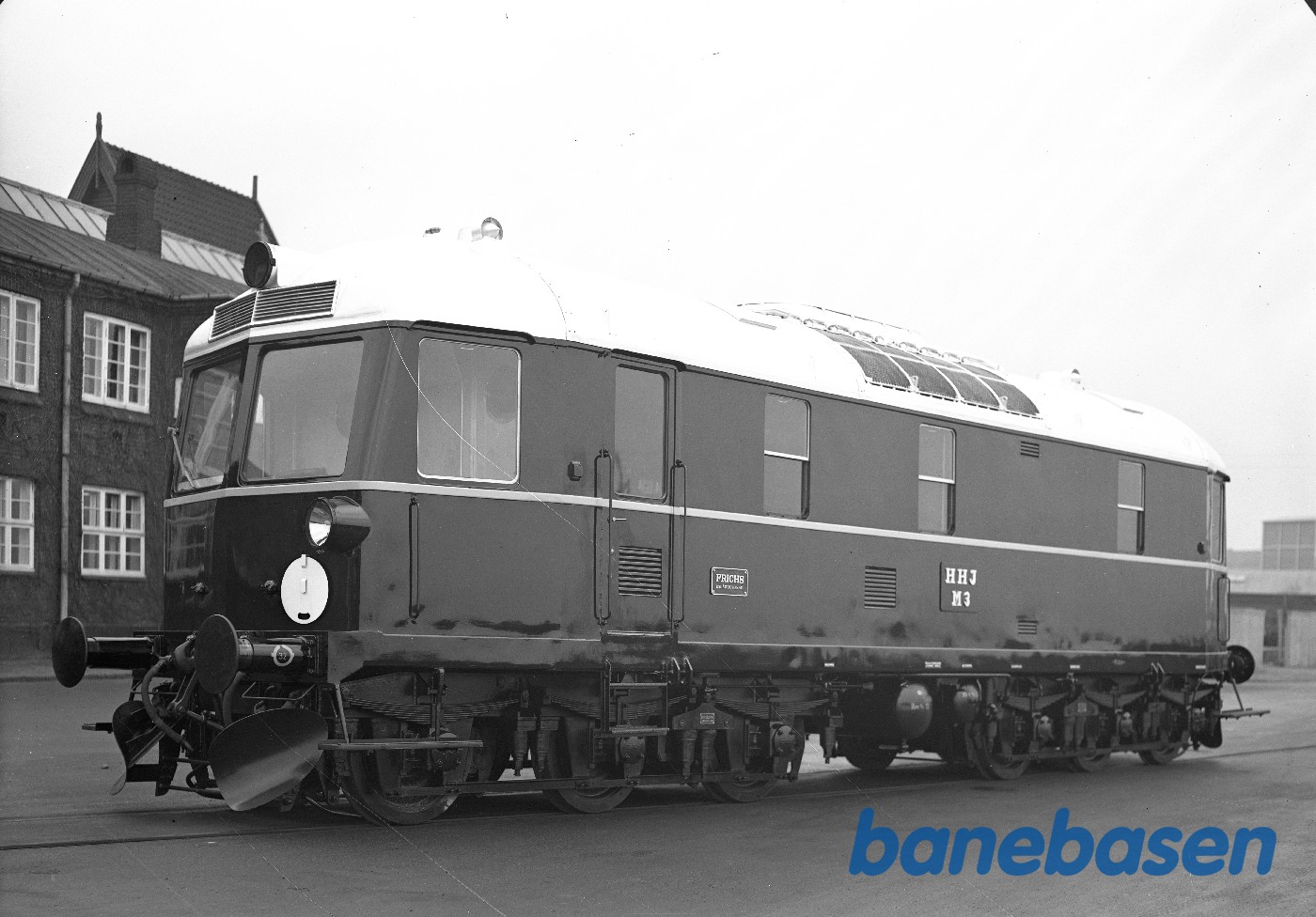 550 HK diesellok for HHJ foran administrationsbygningen 550 HK diesellok for HHJ foran administrationsbygningen