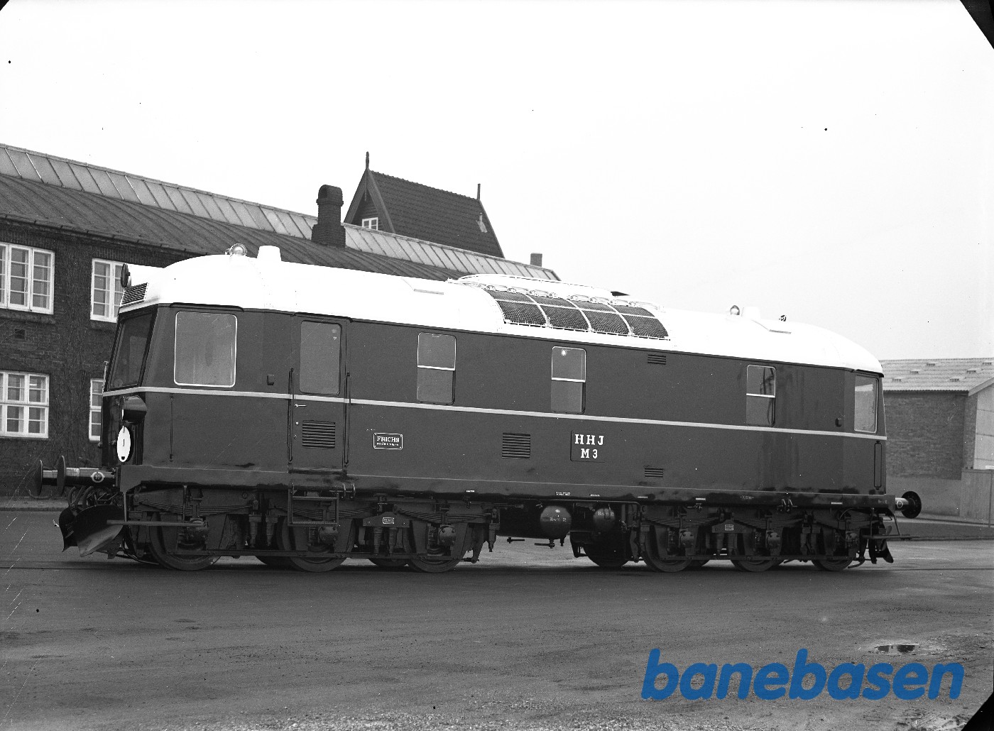 550 HK diesellok for HHJ foran administrationsbygningen 550 HK diesellok for HHJ foran administrationsbygningen