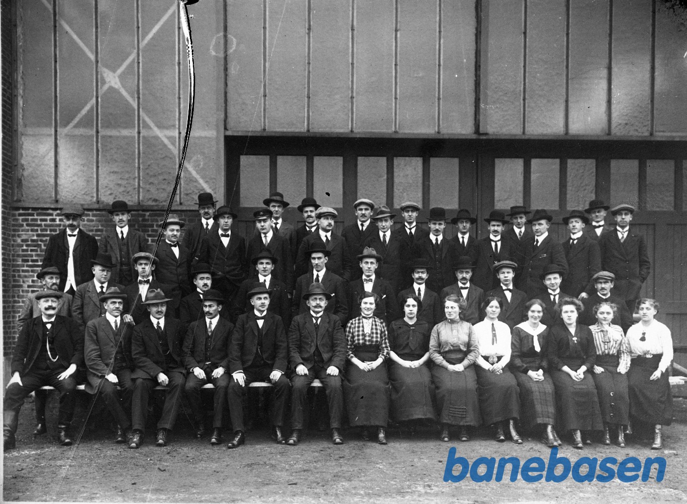 Frichs funktionærforening foran fabrikken. Det kan meget vel være et billede som er lavet i forbindelse med foreningens 50 års jubilæum i 1906. Kopiplade Frichs funktionærforening foran fabrikken. Det kan meget vel være et billede som er lavet i forbindelse med foreningens 50 års jubilæum i 1906. Kopiplade