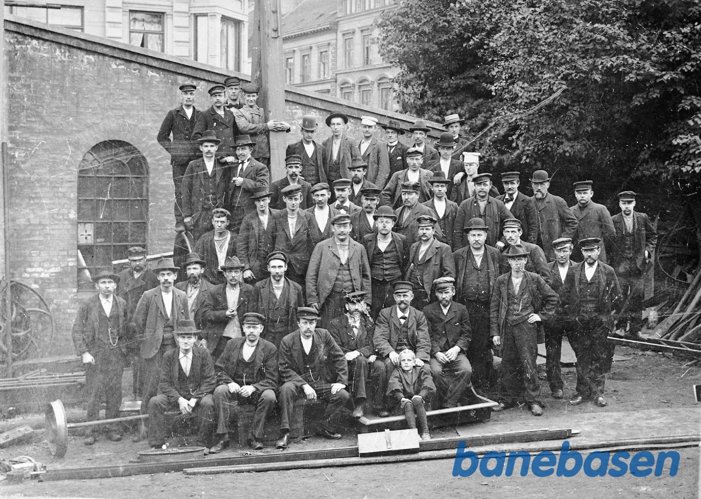 Fabriksarbejderne i fabriksgården. Kopiplade Fabriksarbejderne i fabriksgården. Kopiplade