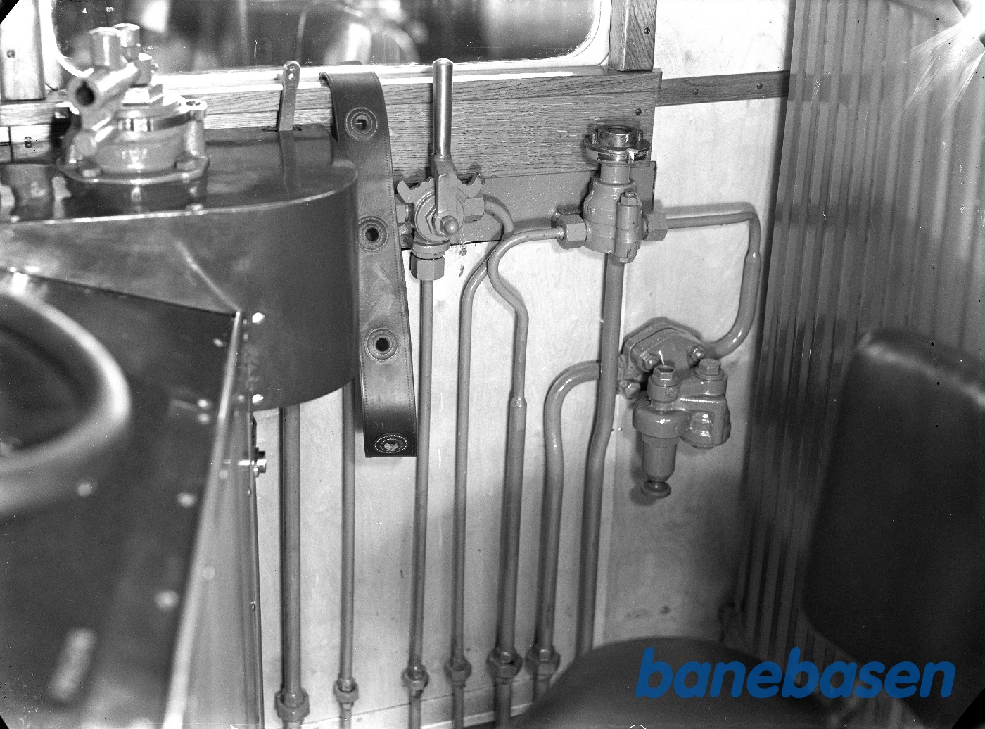 750 HK diesellok for AHJ. Motorrum. Rørarrangemet på førerpladsen 750 HK diesellok for AHJ. Motorrum. Rørarrangemet på førerpladsen