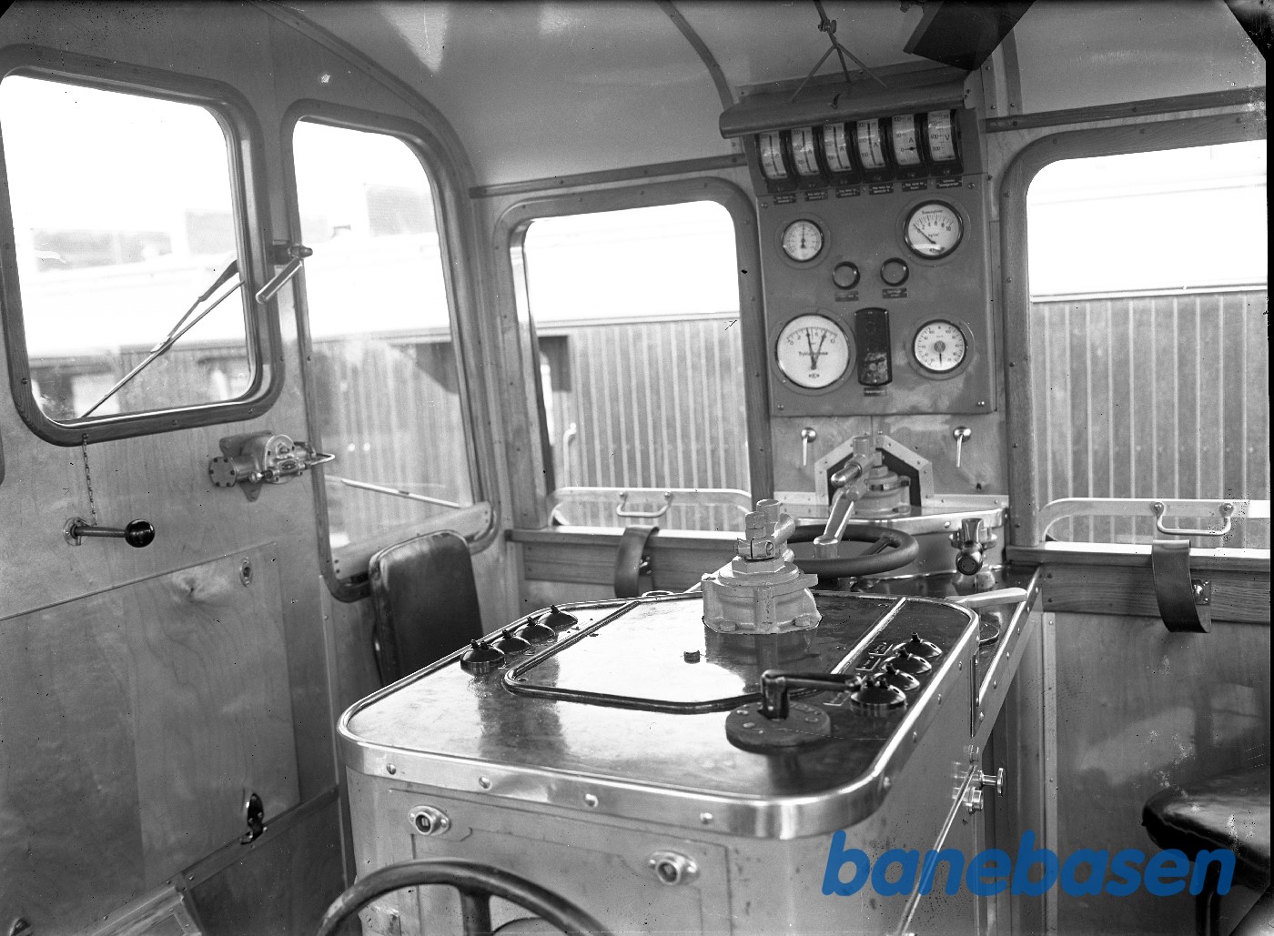 350 HK diesellok for HV. Førerbord 350 HK diesellok for HV. Førerbord