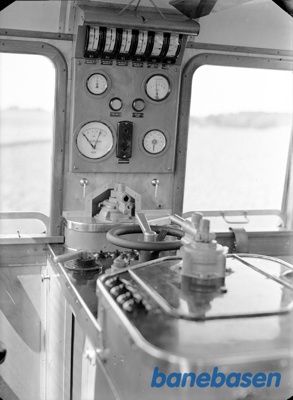 350 HK diesellok for HV. Førerbord 350 HK diesellok for HV. Førerbord