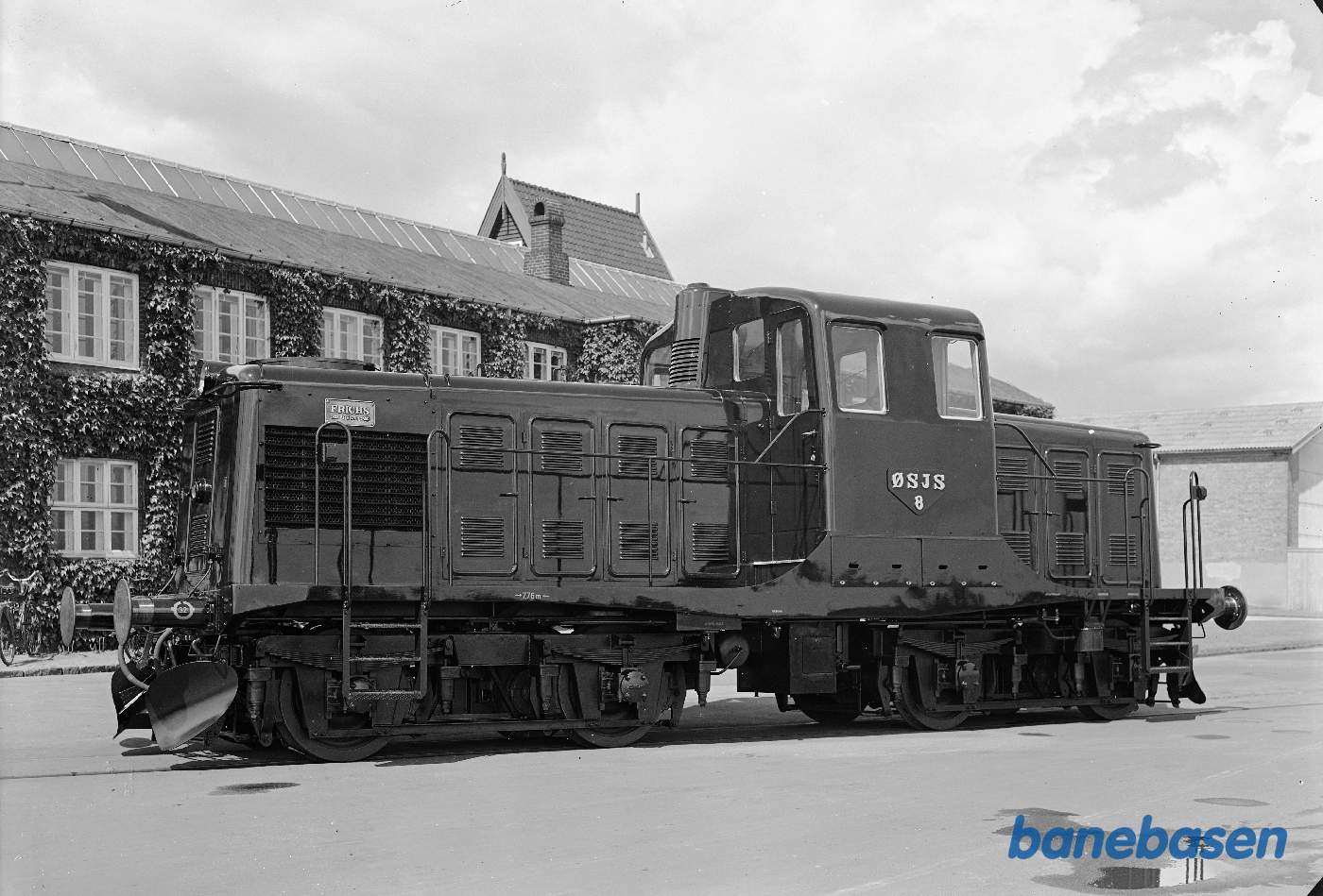 350 HK dieselloko for ØSJS foran administrationsbygningen