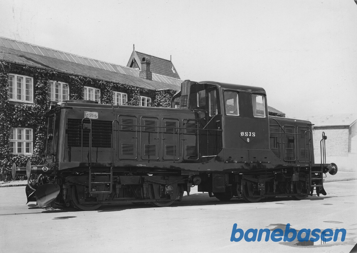 350 HK diesellok for ØSJS foran administrationsbygningen 350 HK diesellok for ØSJS foran administrationsbygningen