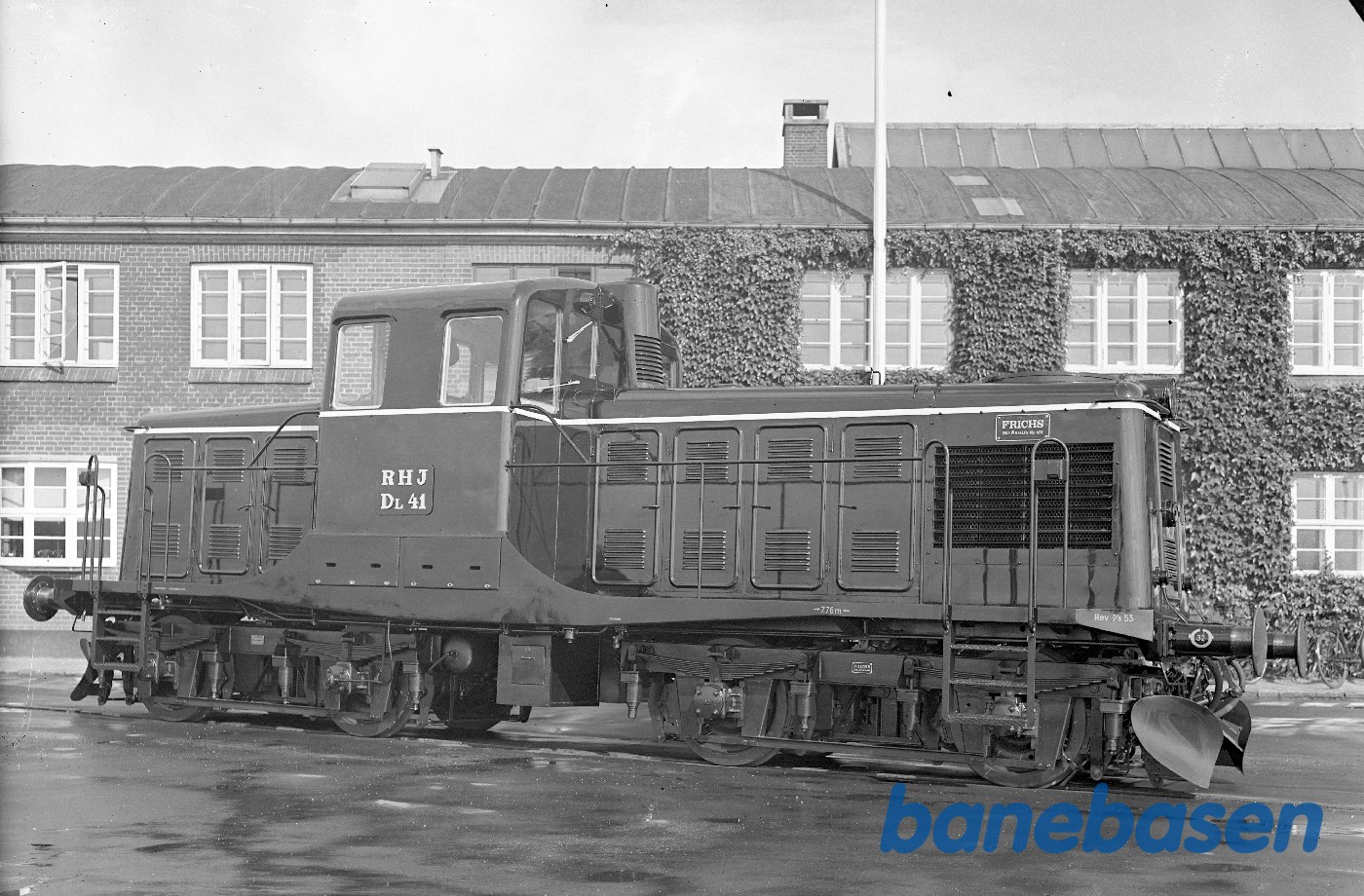 350 HK diesellok for RHJ foran administrationsbygningen 350 HK diesellok for RHJ foran administrationsbygningen