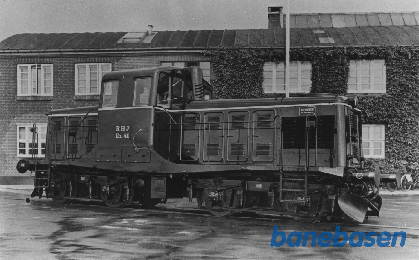 350 HK diesellok for RHJ foran administrationsbygningen 350 HK diesellok for RHJ foran administrationsbygningen