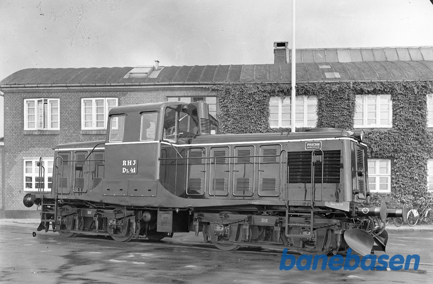 350 HK diesellok for RHJ foran administrationsbygningen 350 HK diesellok for RHJ foran administrationsbygningen