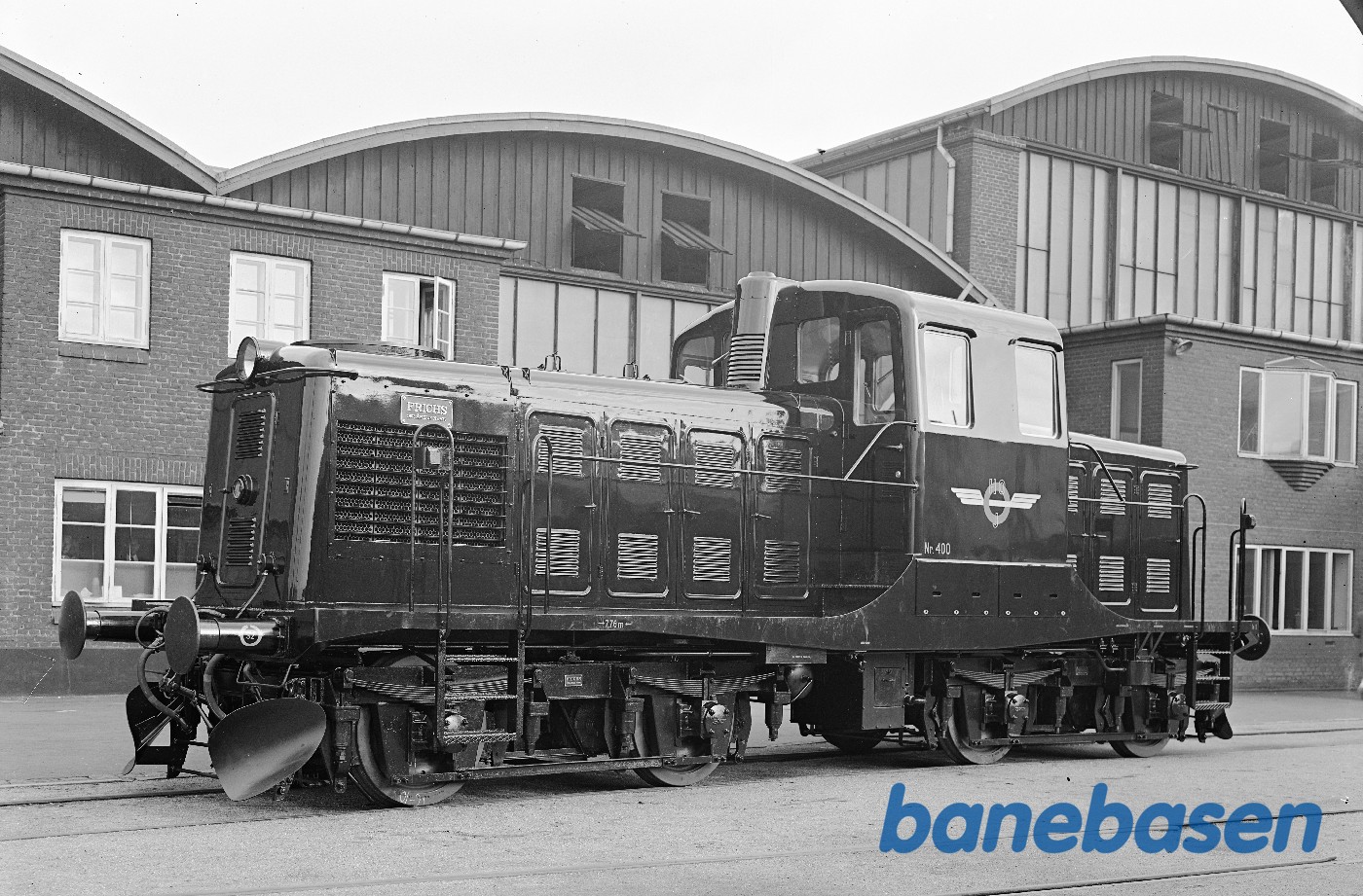 350 HK diesellok for HO foran administrationsbygningen 350 HK diesellok for HO foran administrationsbygningen