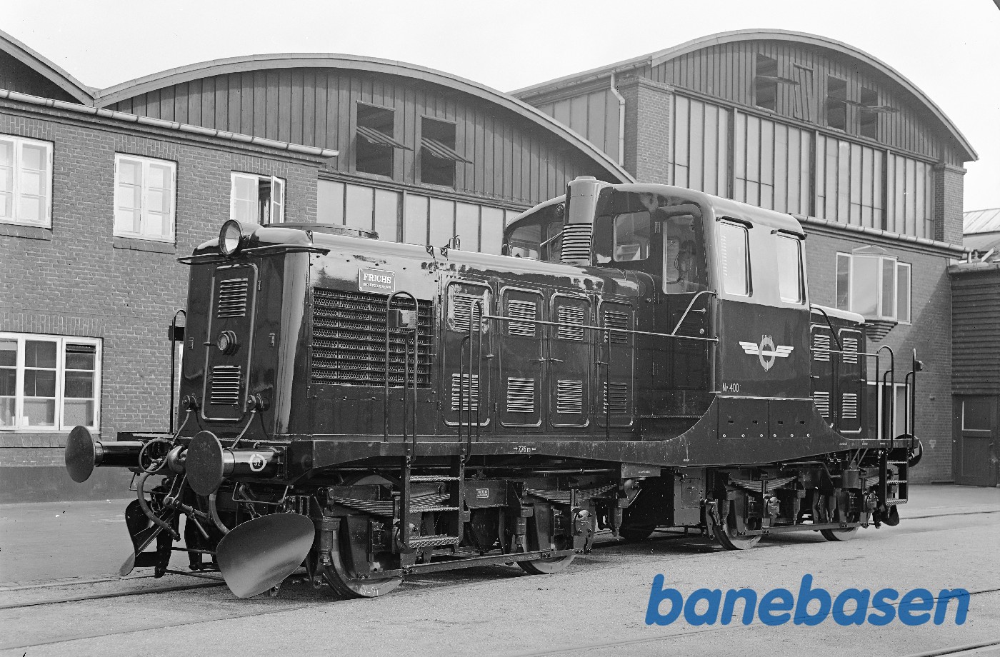 350 HK diesellok for HO foran værkstedet 350 HK diesellok for HO foran værkstedet