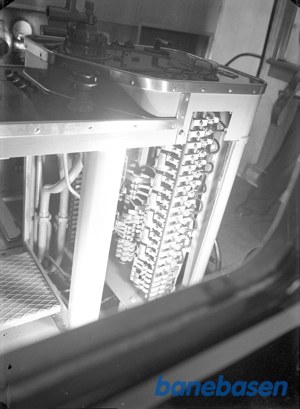 350 HK diesellok for HV. Kontroller under dæksel 350 HK diesellok for HV. Kontroller under dæksel