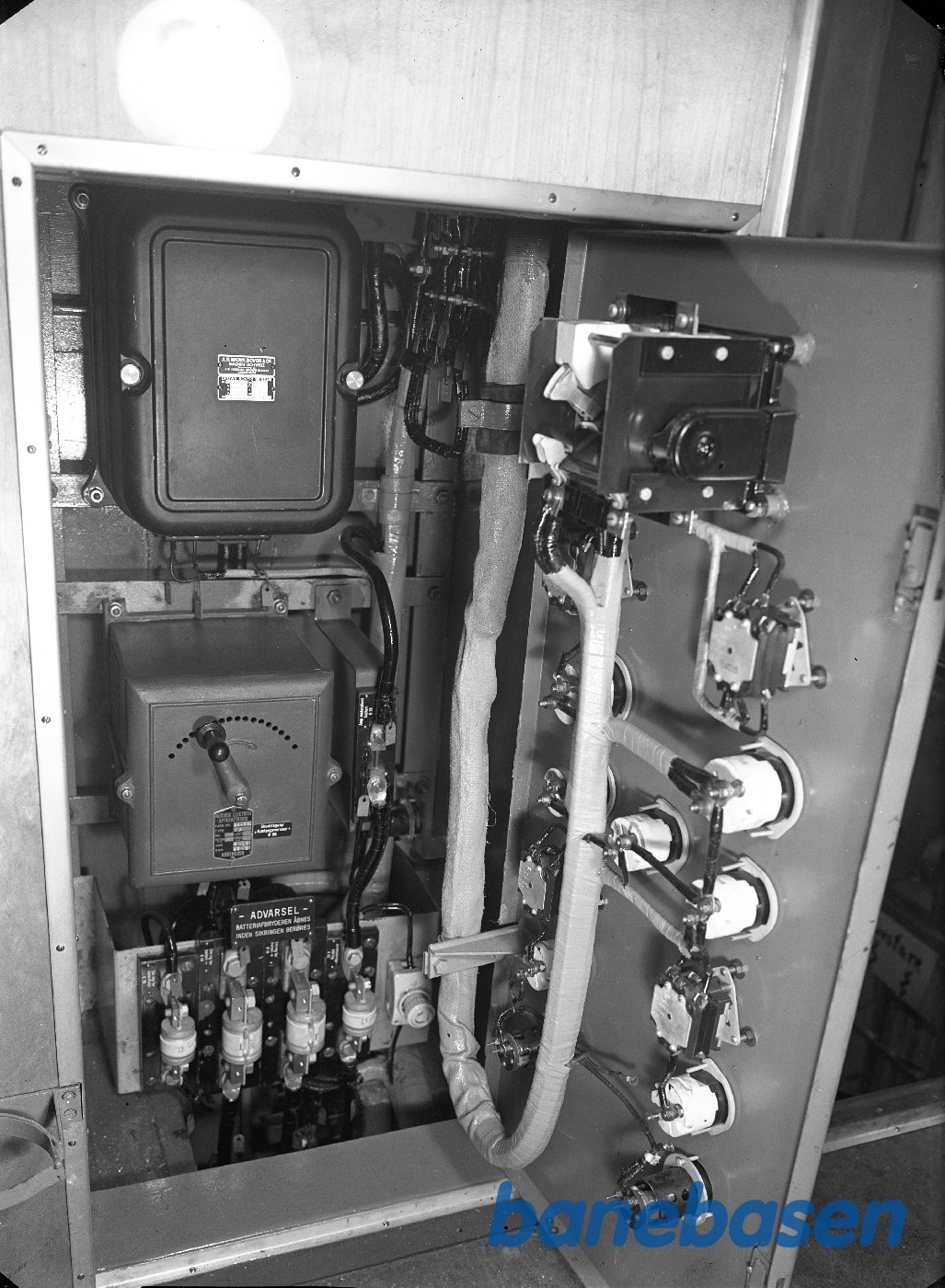 350 HK diesellok for HV. Apparatsskab. Højre 350 HK diesellok for HV. Apparatsskab. Højre