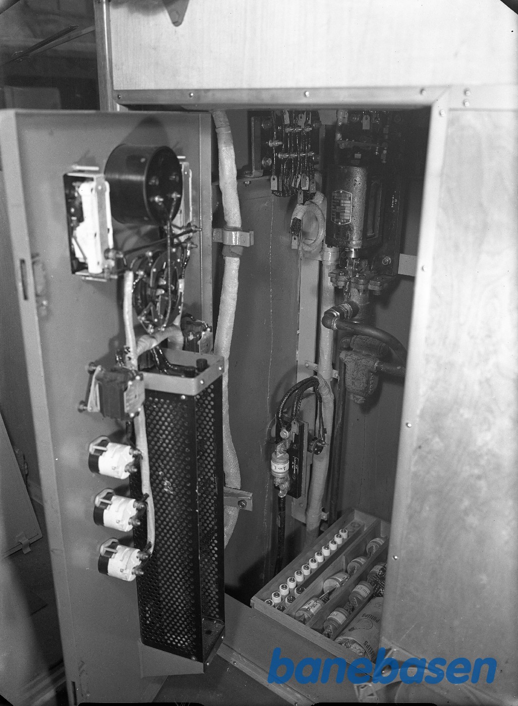 350 HK diesellok for HV. Apparatsskab.Højre 350 HK diesellok for HV. Apparatsskab.Højre