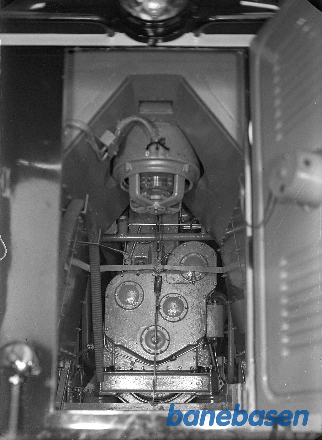 350 HK diesellok for HV.Motor forfra. Ventilatorer 350 HK diesellok for HV.Motor forfra. Ventilatorer