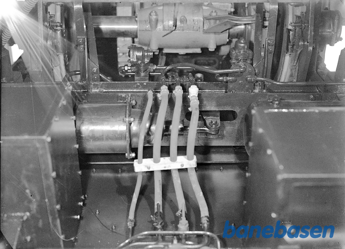 350 HK diesellok for HV. Undervogn mod motorende 350 HK diesellok for HV. Undervogn mod motorende