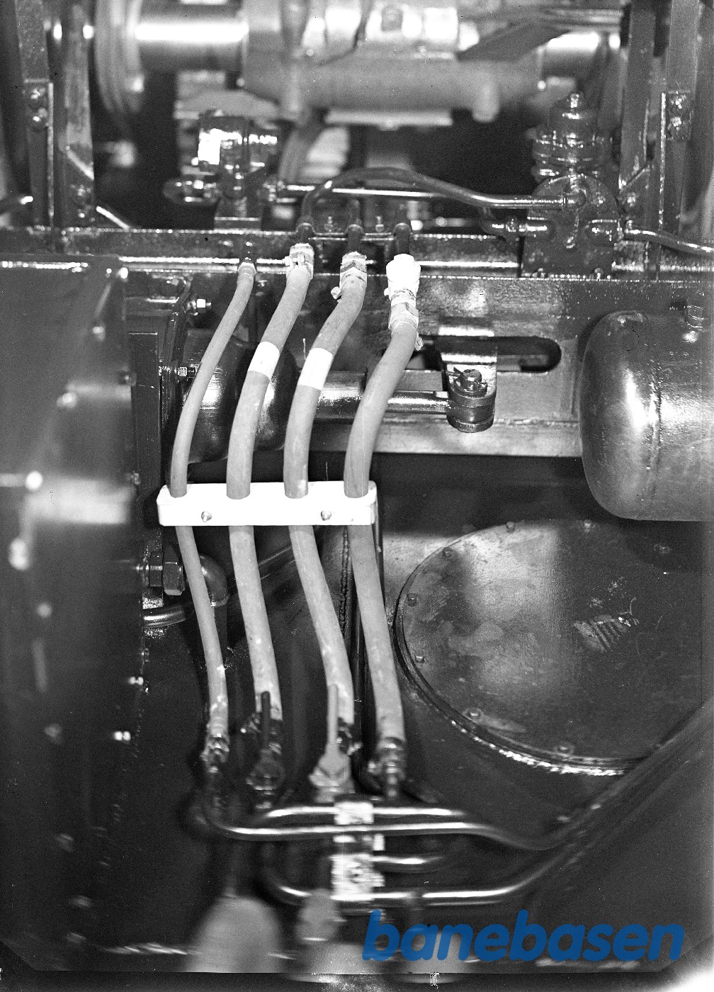 350 HK diesellok for HV. Undervogn mod akkumulatorende 350 HK diesellok for HV. Undervogn mod akkumulatorende