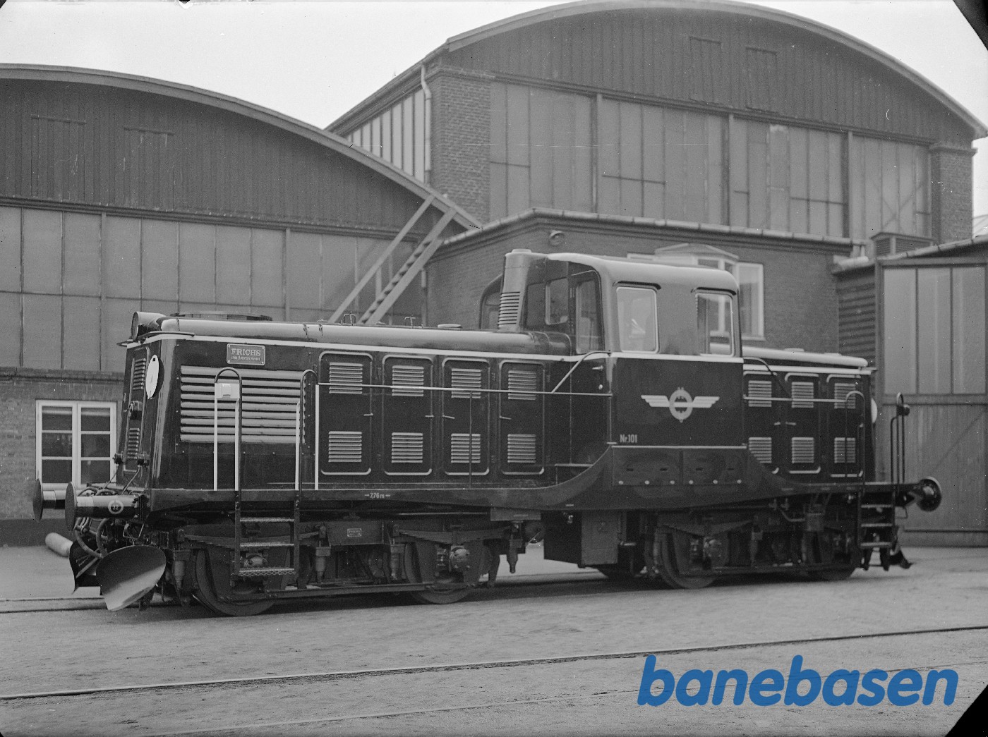 350 HK diesellok for HV. I fabriksgården 350 HK diesellok for HV. I fabriksgården