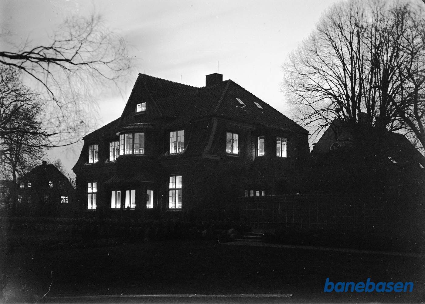 Villa med lys i vinduerne