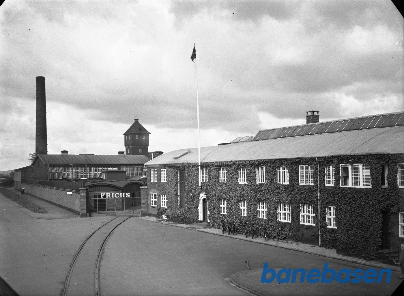 Administrationsbygningen og porten til fabrikken Administrationsbygningen og porten til fabrikken