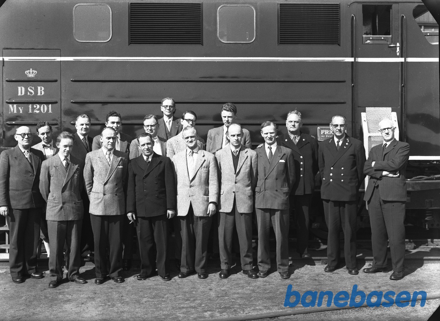 MY i fabriksgården. Ingeniører og værkmestre fra DSB til instruktion MY i fabriksgården. Ingeniører og værkmestre fra DSB til instruktion