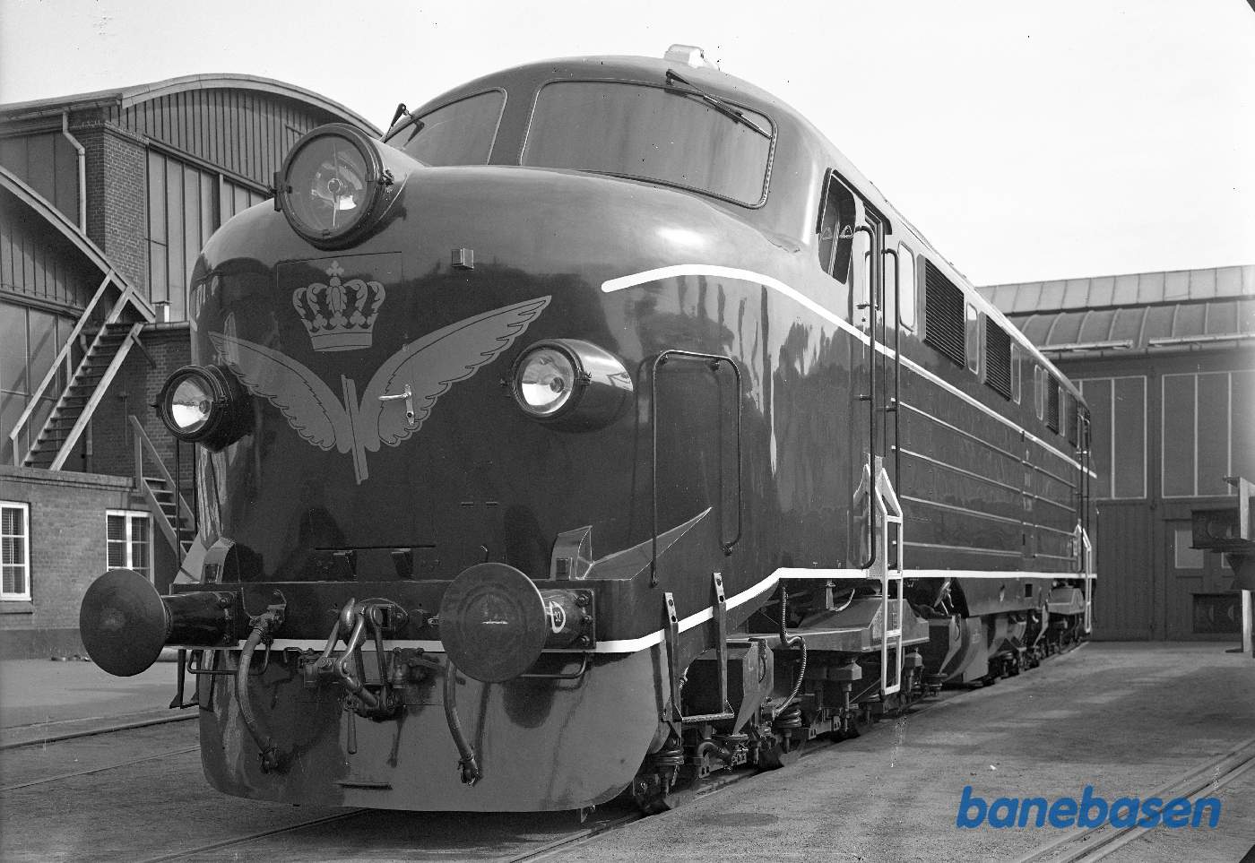 MY foran lokoværksted. Fontbillede