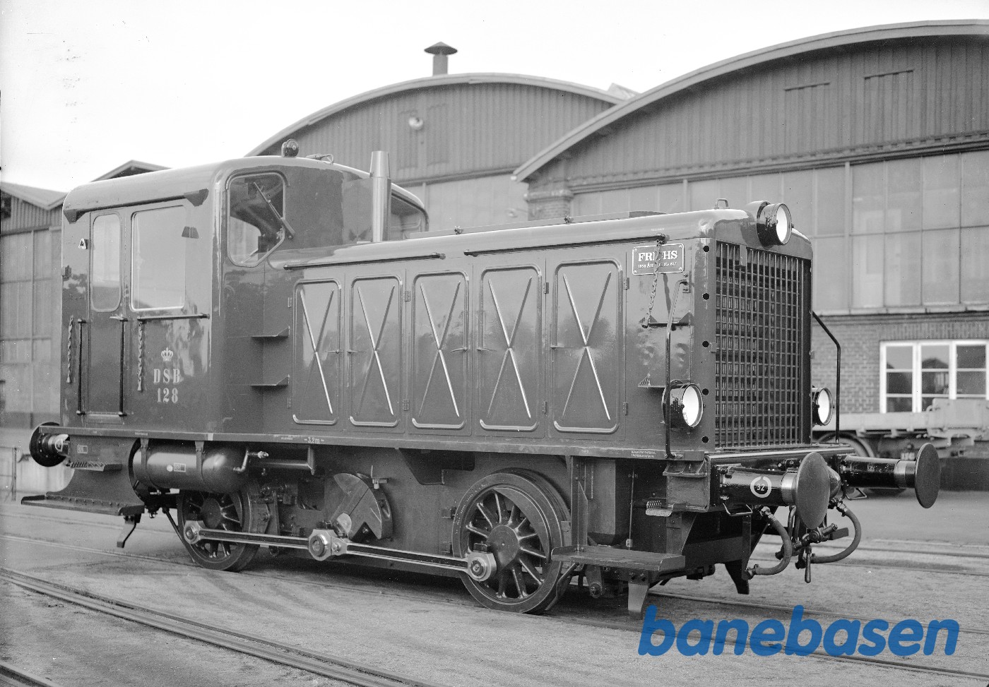 180 HK traktor i fabriksgård nr 128 180 HK traktor i fabriksgård nr 128