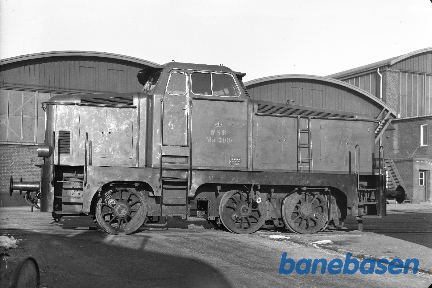 Tractor fra siden i fabriksgården Tractor fra siden i fabriksgården