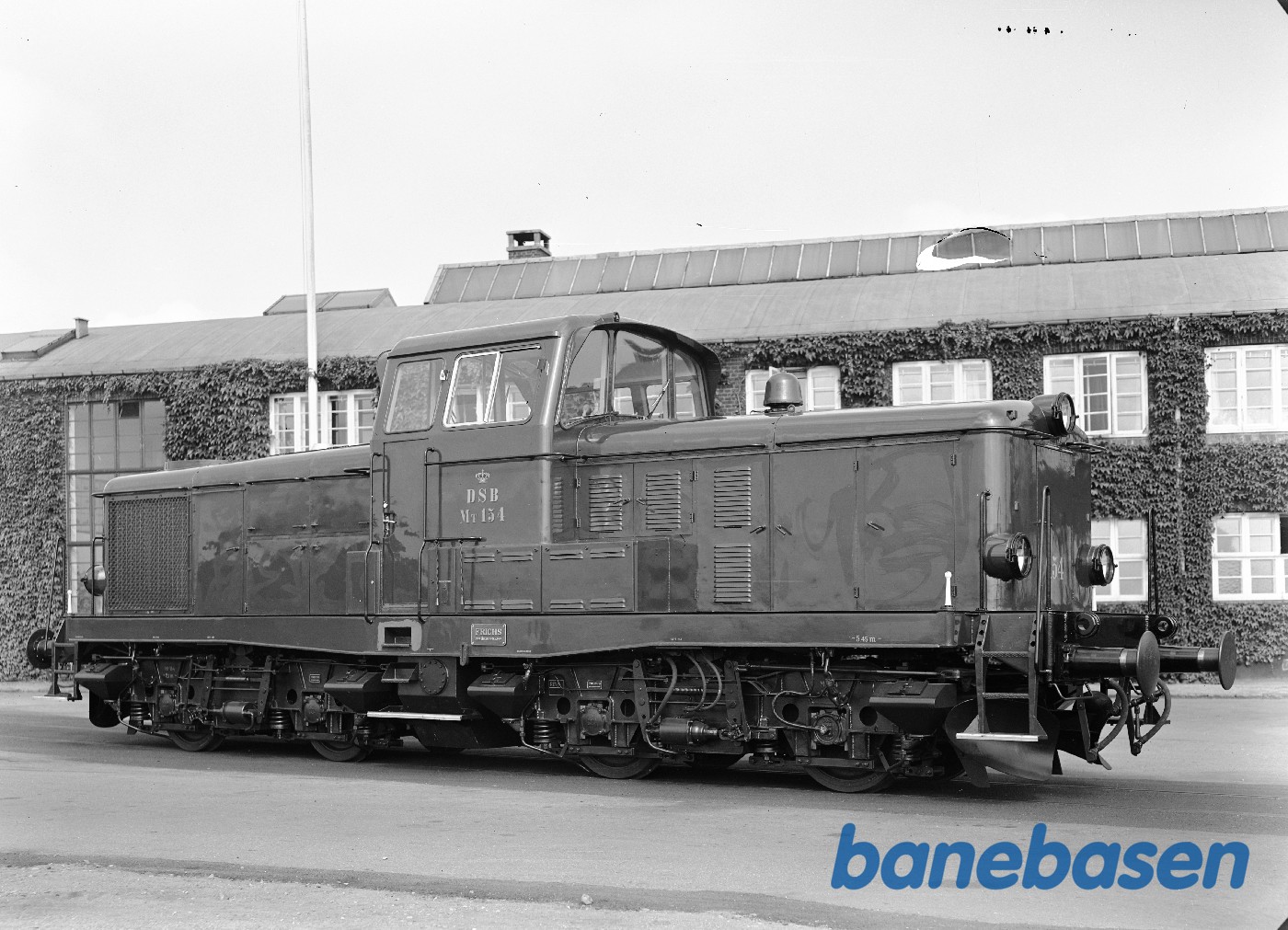 400 Dieselloko MT 154 foran administrationsbygningen 400 Dieselloko MT 154 foran administrationsbygningen