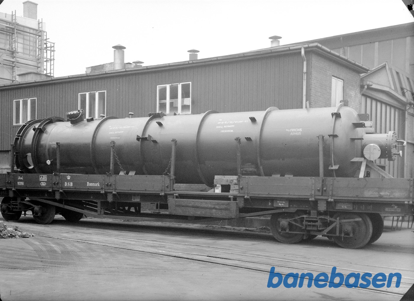 Beholder til Shell raffinaderi Fredericia læsset på DSB bogiegodsvogn Beholder til Shell raffinaderi Fredericia læsset på DSB bogiegodsvogn