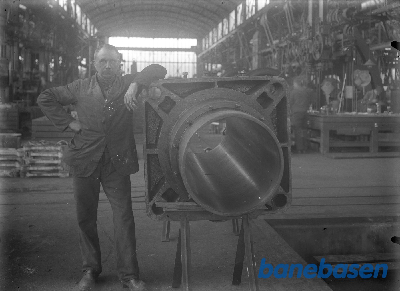 Medarbejder med en stor støbedel Medarbejder med en stor støbedel